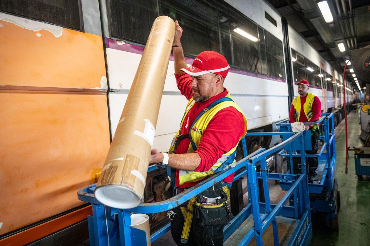 Barcelona 17/12/2025 Barcelona. Renfe muestra el proceso de limpieza y vinilado de los trenes de Rodalies, a las 22:15 horas. Se facilitarán datos sobre los costes económicos y operativos de los actos vandálicos sobre los trenes. Lugar: Base de Mantenimiento de Renfe en Cornellà. AUTOR: MANU MITRU