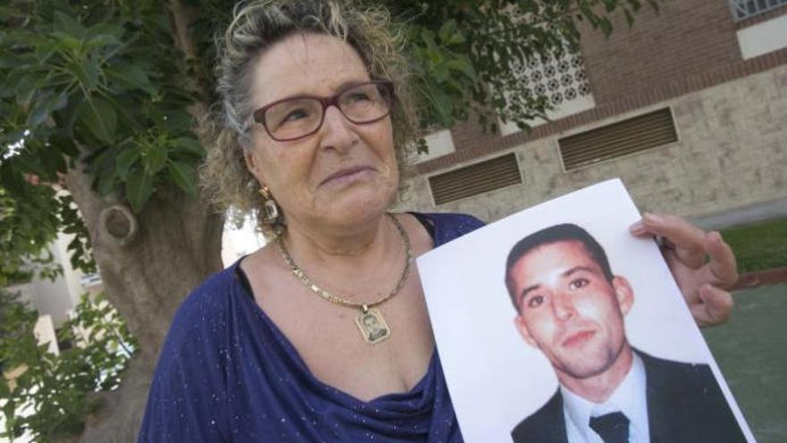 Victoria López sostiene una fotografía de su hijo asesinado con 24 años.