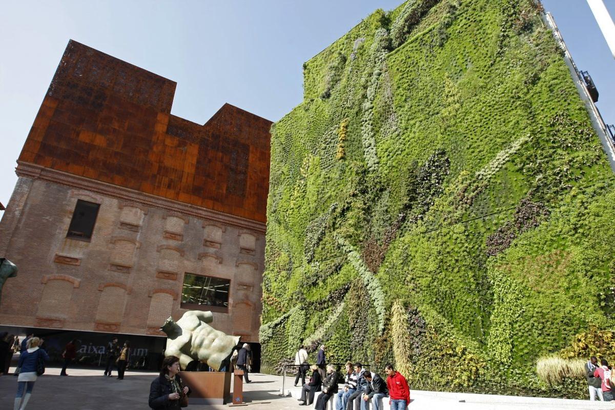 Jardín vertical del Caixa Forum, en Madrid, ejemplo de arquitectura vegetal.