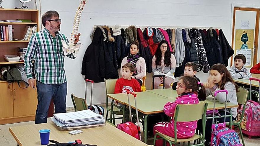 Fraiz, en 2019, muestra al alumnado una maqueta de la columna. 