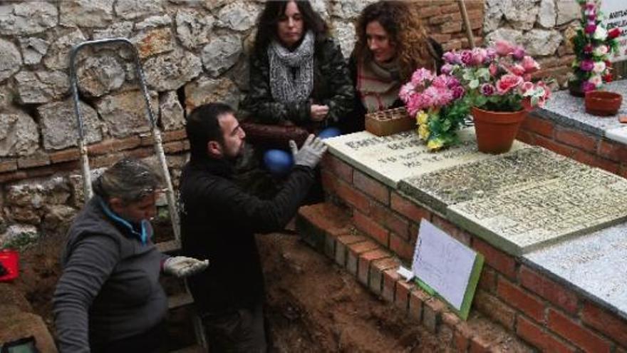 L&#039;arqueòleg René Pacheco, explicant els treballs a la fossa de Gadalajara.