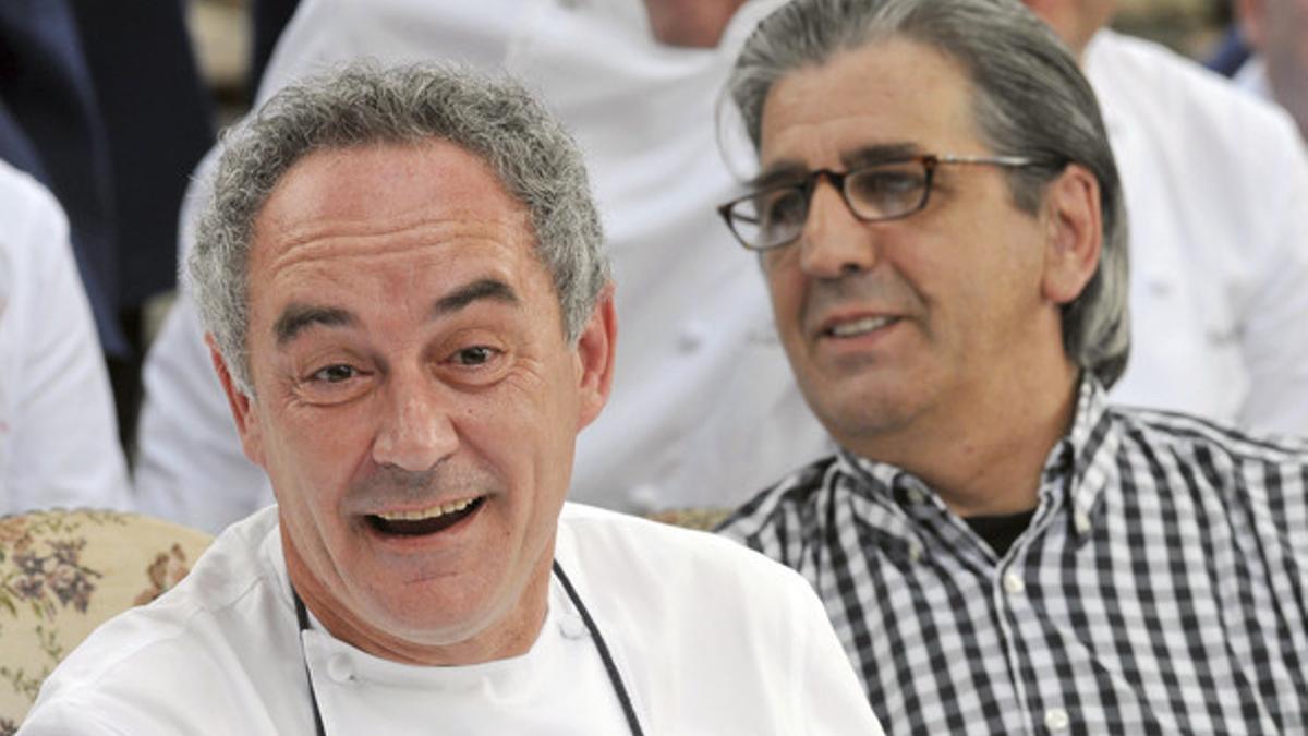 Juli Soler, a la derecha, junto a Ferran Adrià, durante muchos años el 'matrimonio perfecto' que puso a rodar El Bulli.