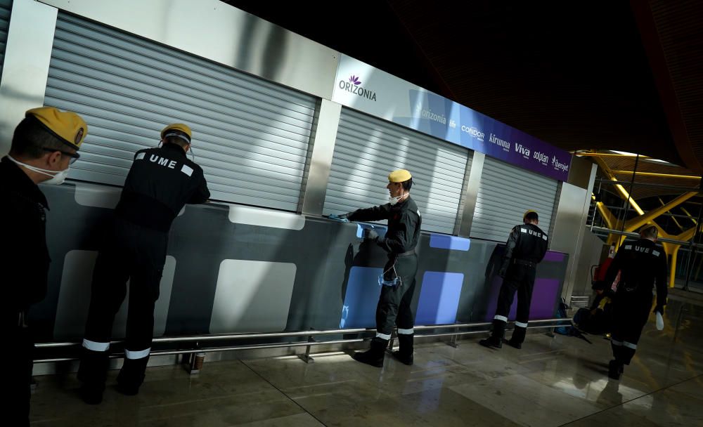 MADRID. 19.03.2020. CORONAVIRUS. Miembros de la UME limpian el aeropuerto de Barajas, terminal T4. FOTO: JOSE LUIS ROCA