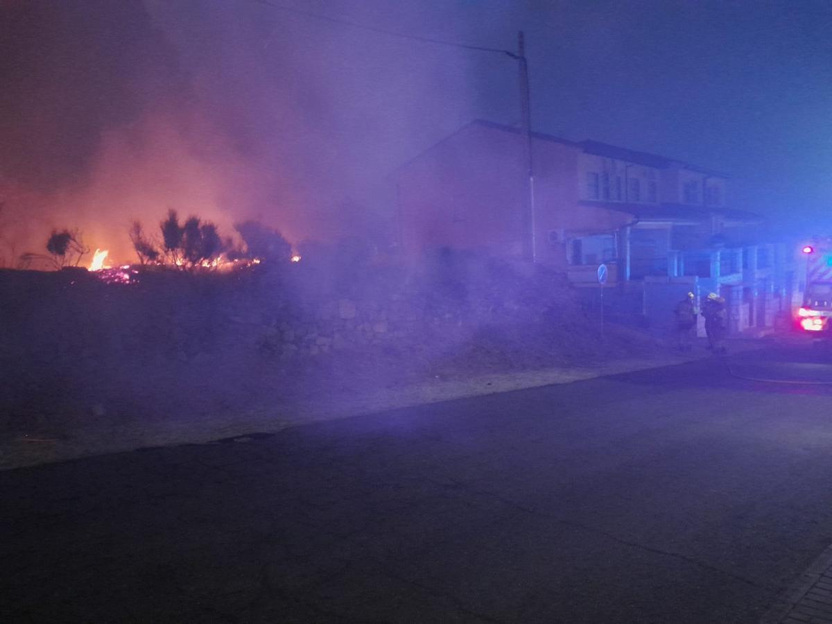 Fotogalería | Los bomberos de Cáceres, en labores de extinción del incendio de Ávila