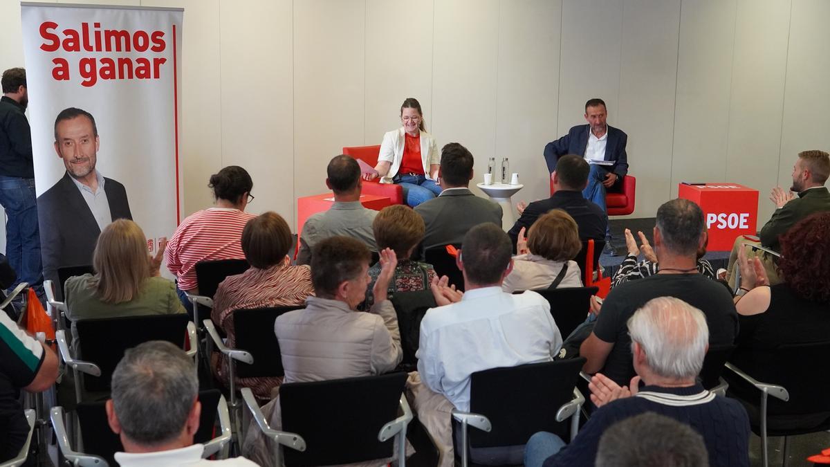 Carlos González, durante la reunión de hoy con colectivos de salud y deporte en Elche