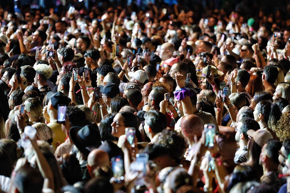 Jóvenes durante un concierto en Santa Cruz de Tenerife.