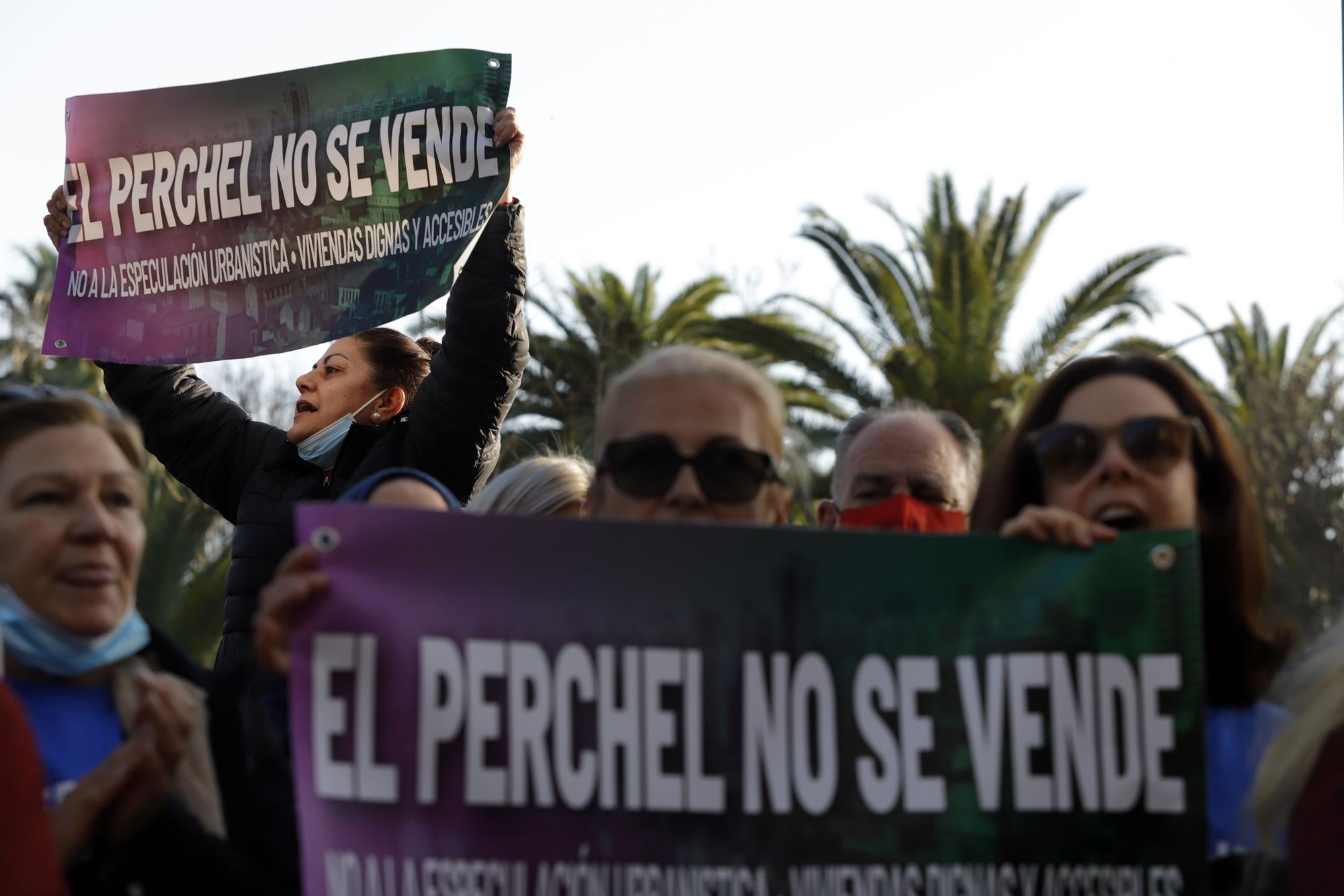 Concentración de los vecinos del Perchel frente al Ayuntamiento de Málaga