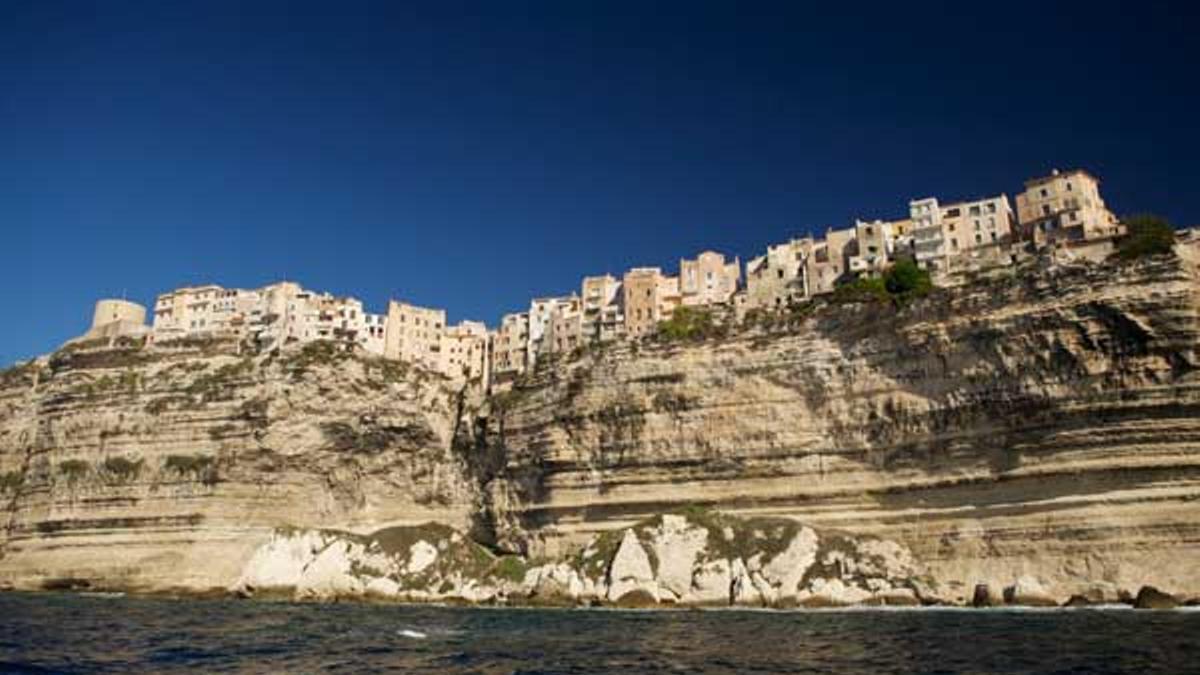 Ciudad de Bonifacio sobre los acantilado.