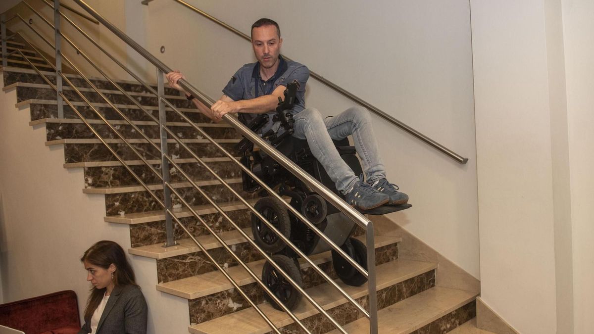 Así es el funcionamiento de una silla robótica que sube y baja escaleras