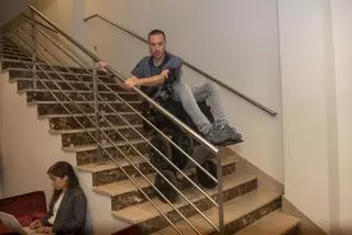 Así es el funcionamiento de una silla robótica que sube y baja escaleras