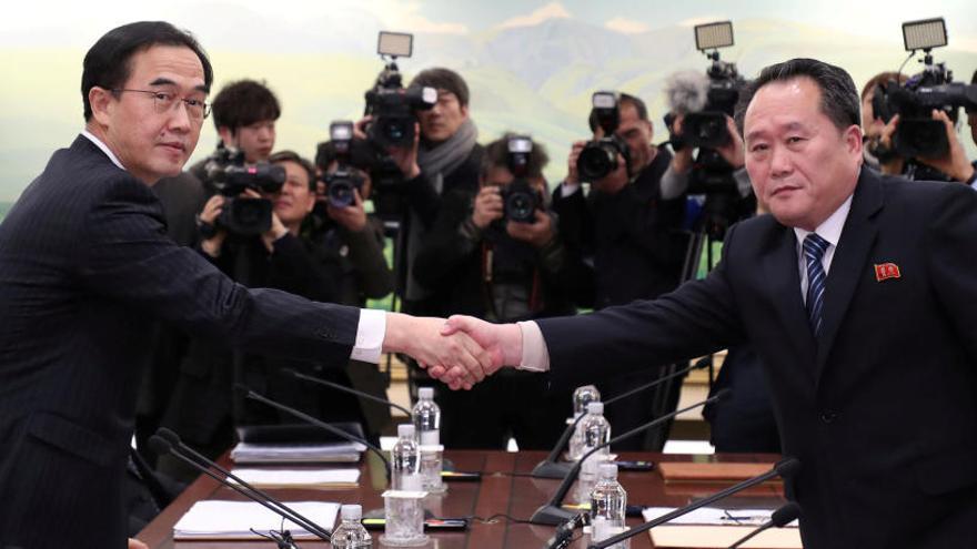 Los líderes de las delegaciones de Corea del Sur y del Norte