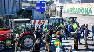 Los agricultores bloquean un centro logístico de Mercadona y enfocan su queja contra la gran distribución
