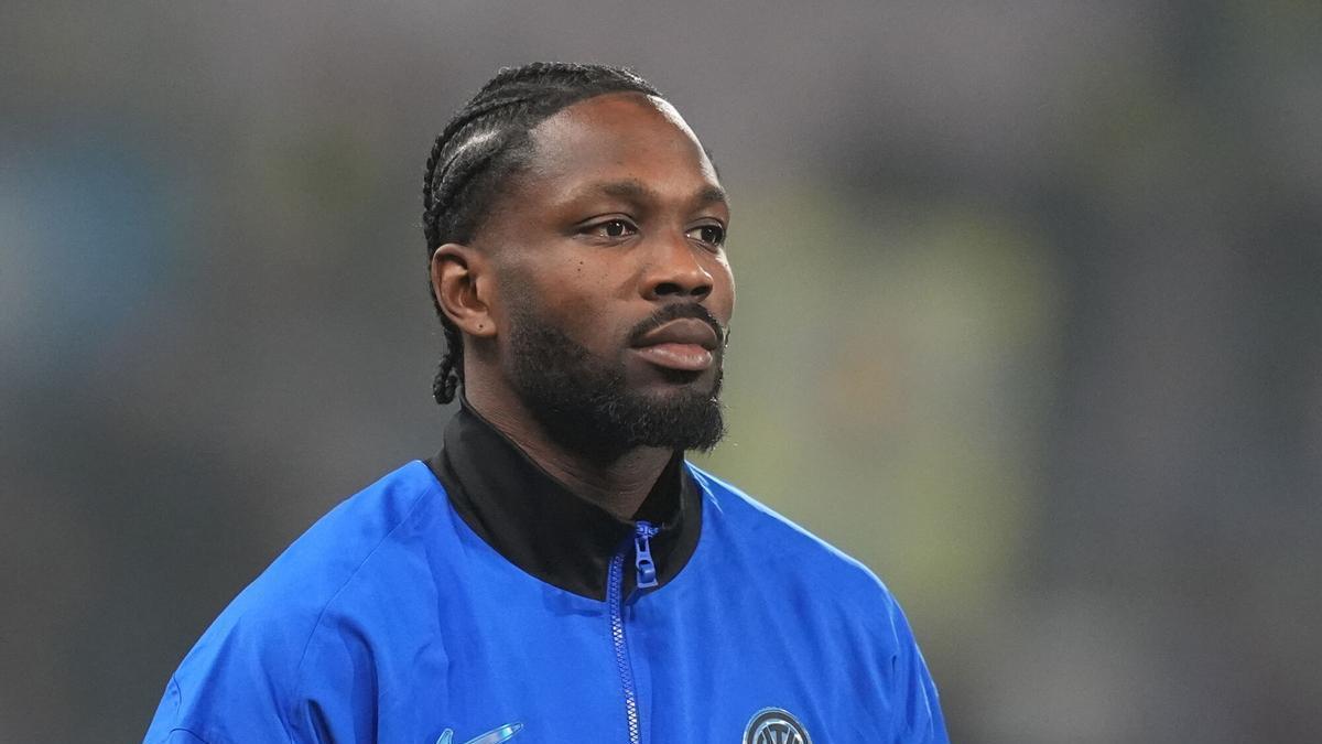 ¡Surrealista! Marcus Thuram se fue de compras... ¡Con una bicicleta de alquiler!