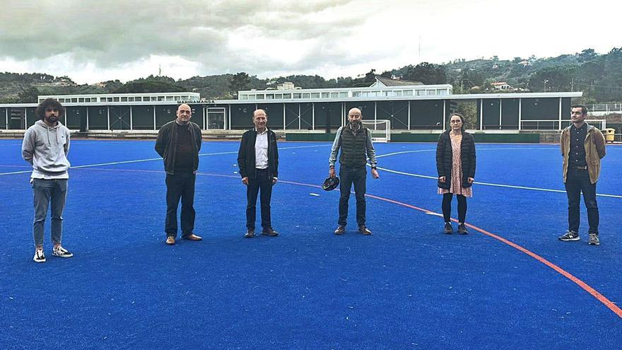 Los representantes del Consello Municipal de Deportes, en la visita al nuevo campo de hockey. |  // FDV