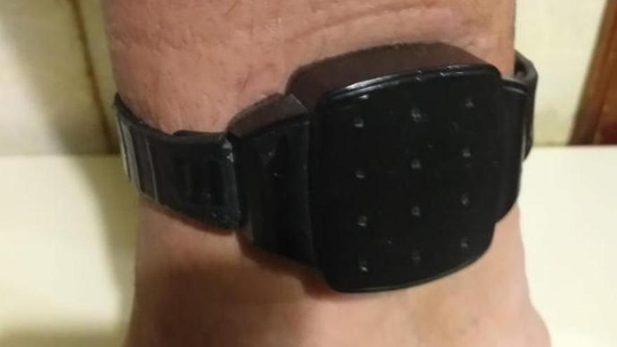 La pulsera colocada al vecino para que no se acerque a su expareja.