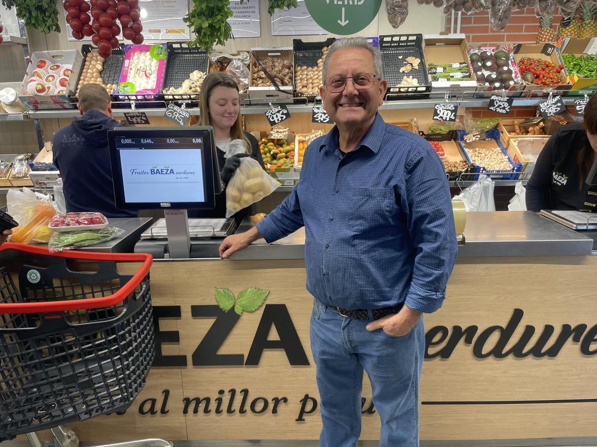 Antonio Baeza, presidente de la asociación de paradistas del Mercat de Montserrat, en su parada Frutas y Verduras Baeza. A su derecha, su nieta en el nuevo mostrador.