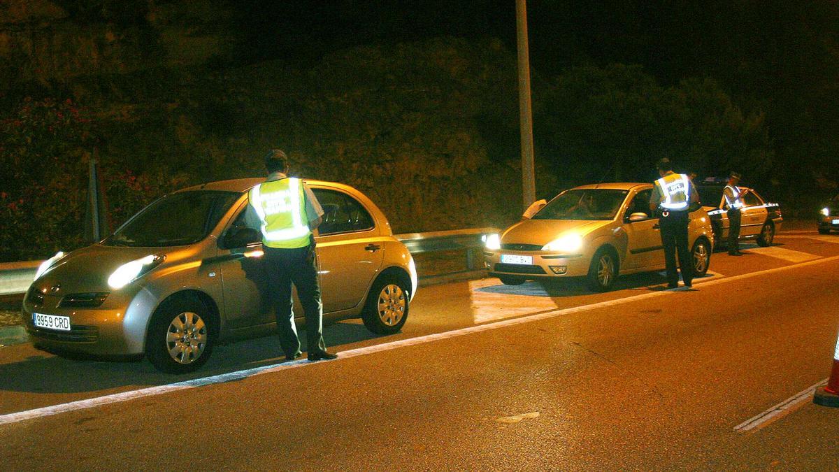 Agentes de la Guardia Civil, durante un control de tráfico en Mallorca.