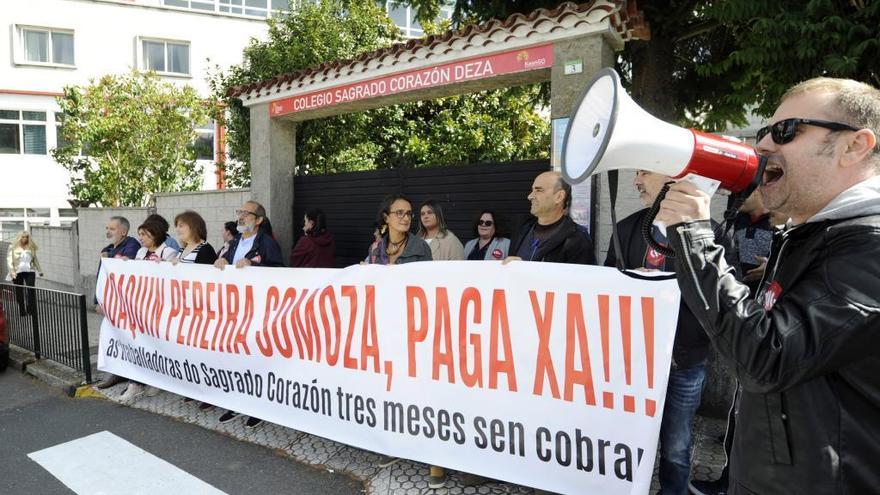 Concentración delante del colegio en el pasado octubre.