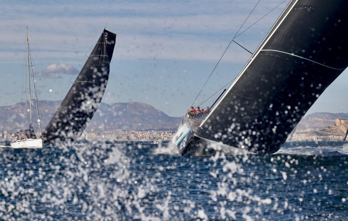 Embarcación VO65 a su salida desde el puerto de Alicante