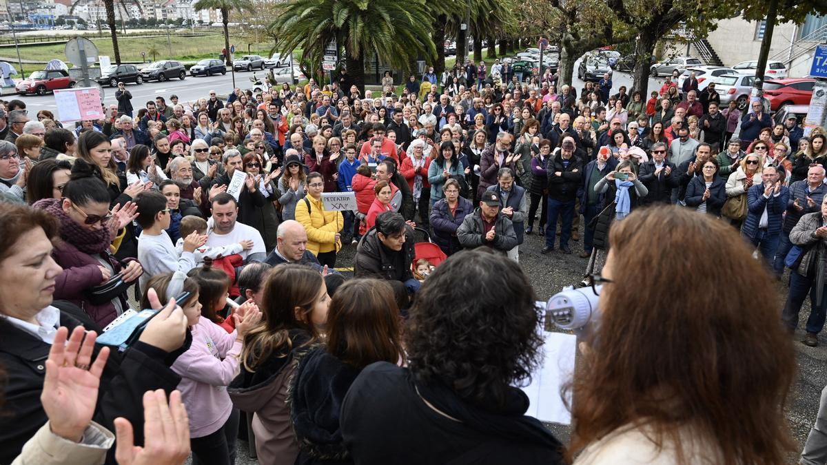 Lectura del manifiesto ante el centro de salud de Baltar, en Sanxenxo, ayer a mediodía.