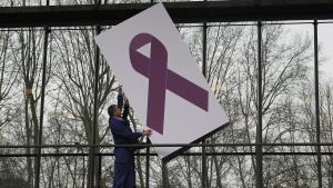 Un hombre sujeta un cartel contra la violencia de género, en una imagen de archivo.