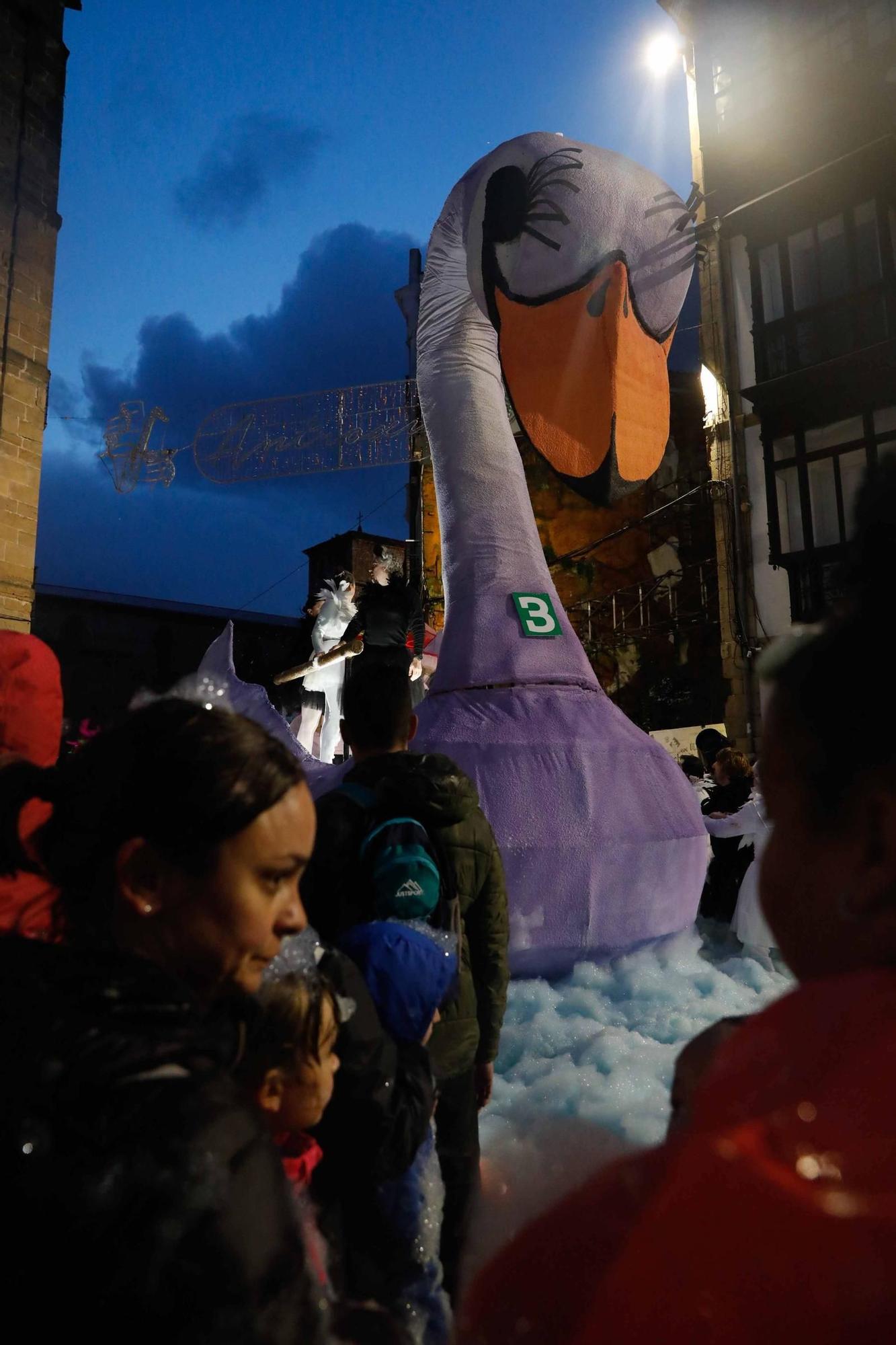 EN IMÁGENES: La noche del Descenso de Galiana en Avilés, puro derroche de imaginación