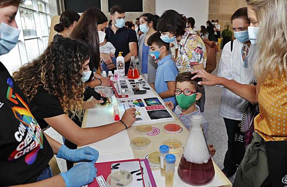 Las actividades se celebraron por toda la ciudad. Arriba, en el Tinglado del Puerto; a la izquierda, en O Berbés.   | // P. HERNÁNDEZ