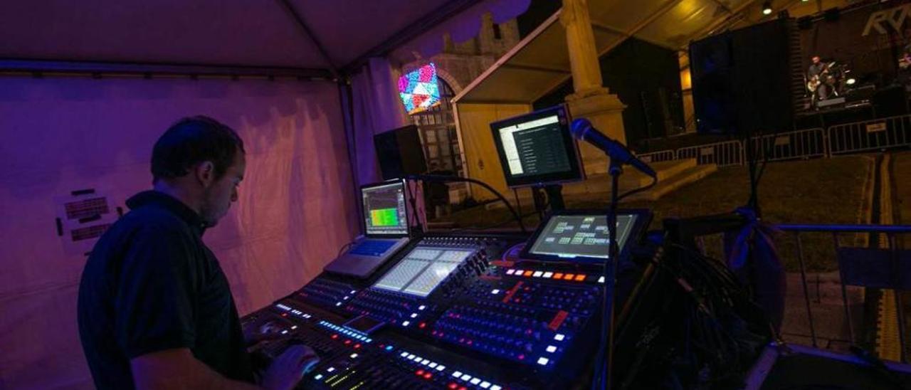 Andrés Fernández, técnico de sonido, manejando la mesa durante un concierto.