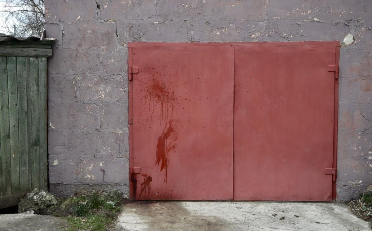 Restos de sangre frente a un portón de Bucha, donde según los vecinos, fue fusilada una persona.