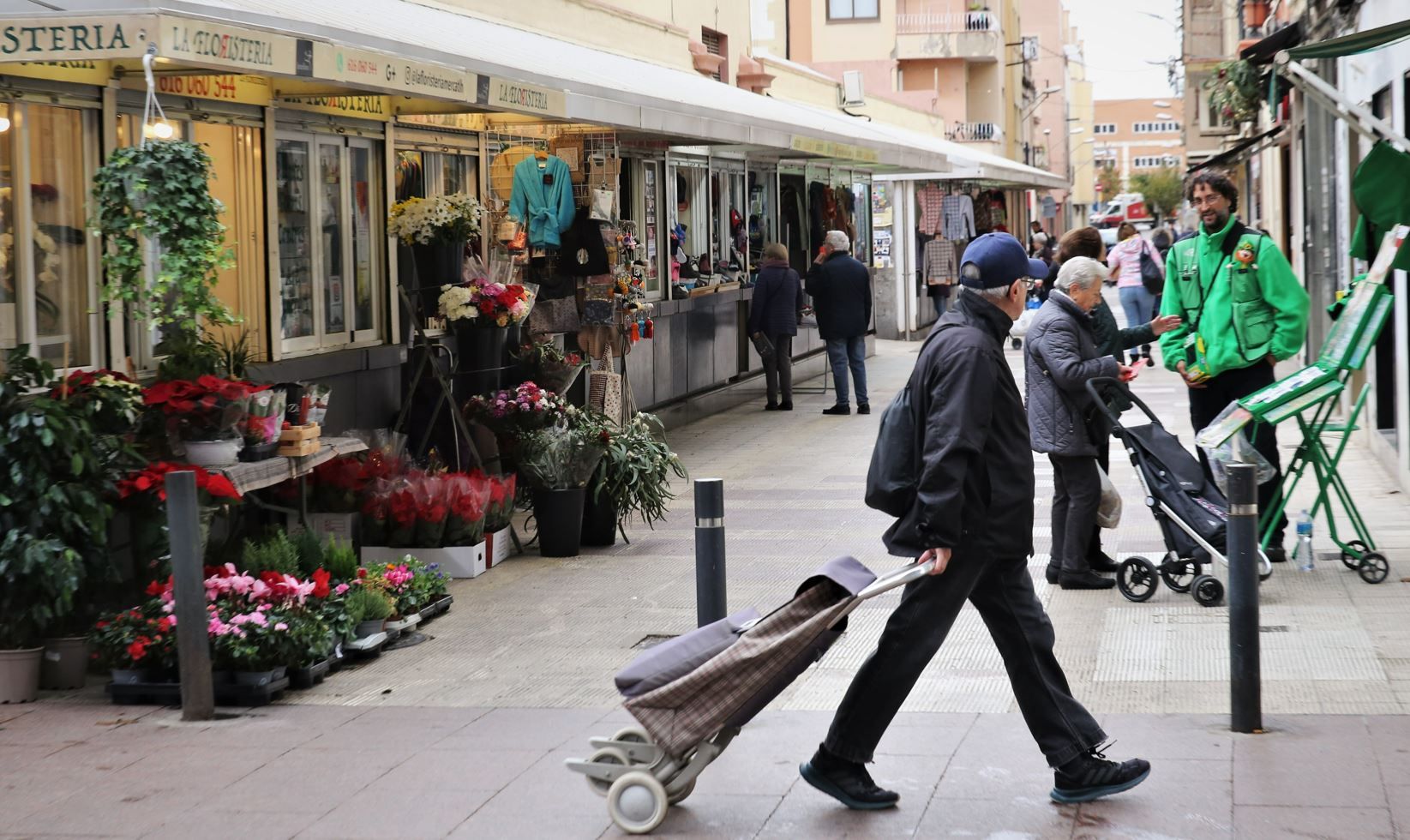 Vecinos de L'Hospitalet de Llobregat realizan sus compras en el Mercat del Centre.