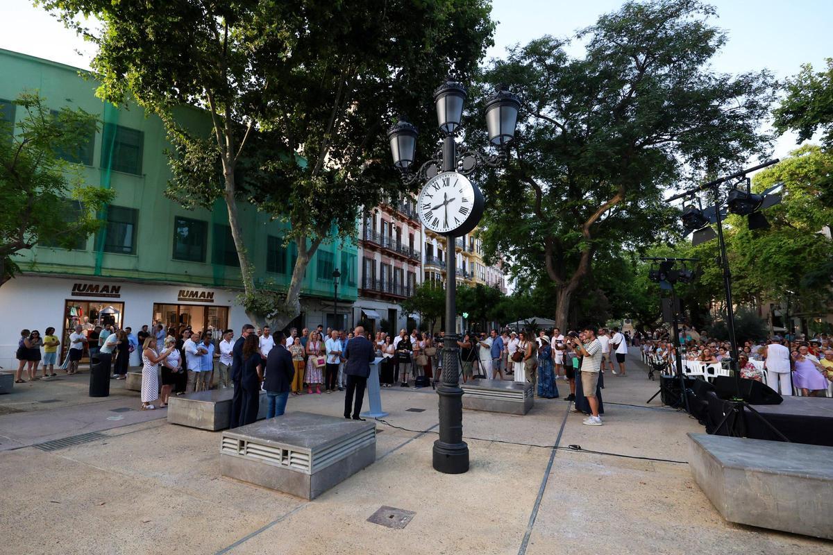 El nuevo reloj en el paseo