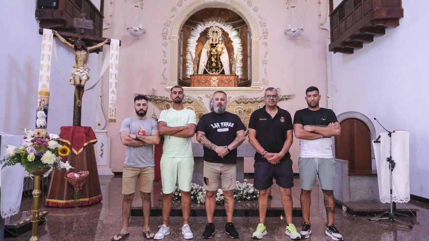 Los costaleros de La Isleta, Medalla de Oro por el Día de Canarias: &quot;El mayor premio que tenemos es la Virgen María&quot;