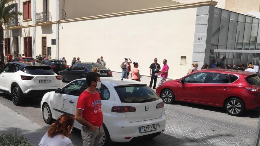 Colas en el acceso al registro municipal anteriores a la puesta en marcha de la cita telemática/ Foto David Pamies