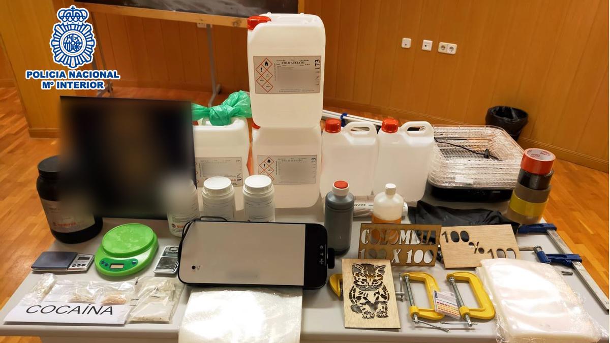 Efectivos y sustancias que han sido intervenidas por la Comisaría de Elche en esta operación contra la fabricación de cocaína en la Vega Baja