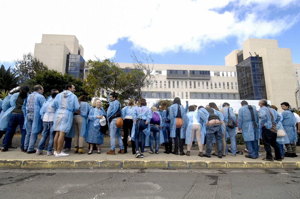 Concentración frente al Hospital Doctor Negrín en defensa de la sanidad pública