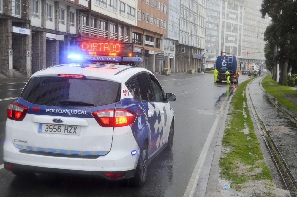 El paseo, cortado al tráfico tras llegar las olas a la carretera