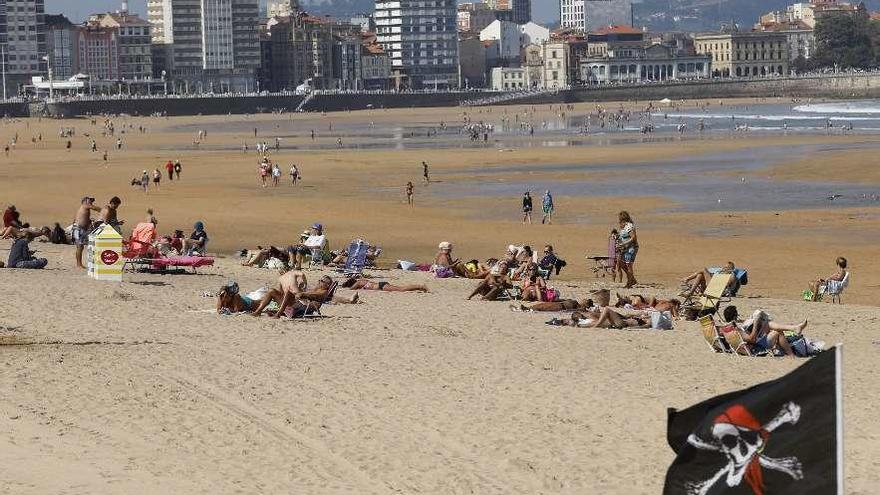 Bañistas en la playa de San Lorenzo durante este fin de semana.