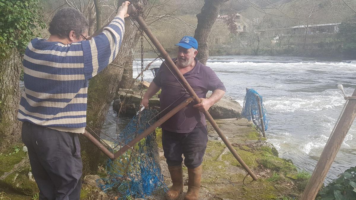 La manipulación de las nasas que se depositan en el cauce fluvial.