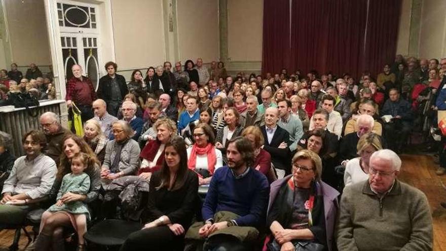 Asistentes a la presentación, en el Casino de Llanes.