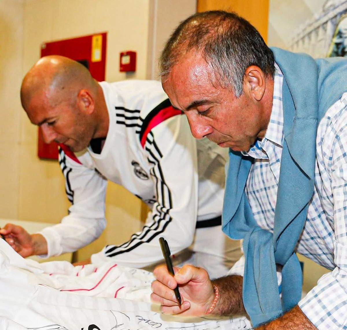 García Cortés, junto a Zidane en una firma de autógrafos de la Fundación Real Madrid.