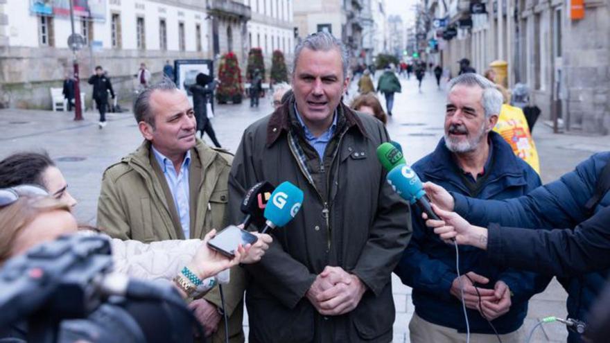 Ortega Smith (c.), con Álvaro Díaz-Mella (d.), ayer, en Príncipe.