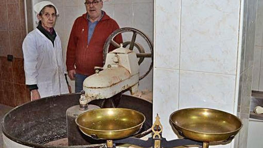 María del Pilar y Antonio Pozo en la sala de elaboración y pesaje de pan.