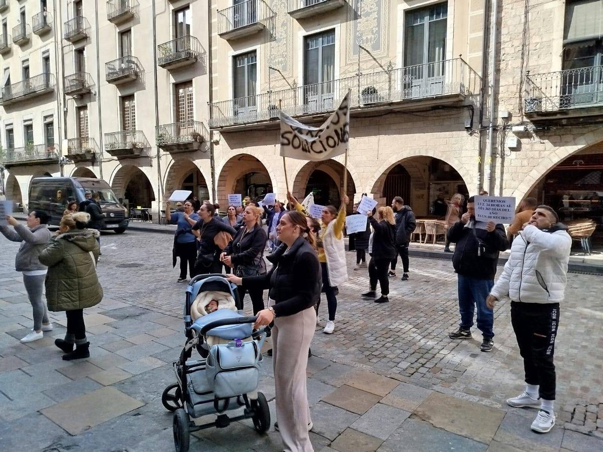 Les imatges de la protesta dels veïns de la Font de la Polvora davant l'oficina d'Endesa