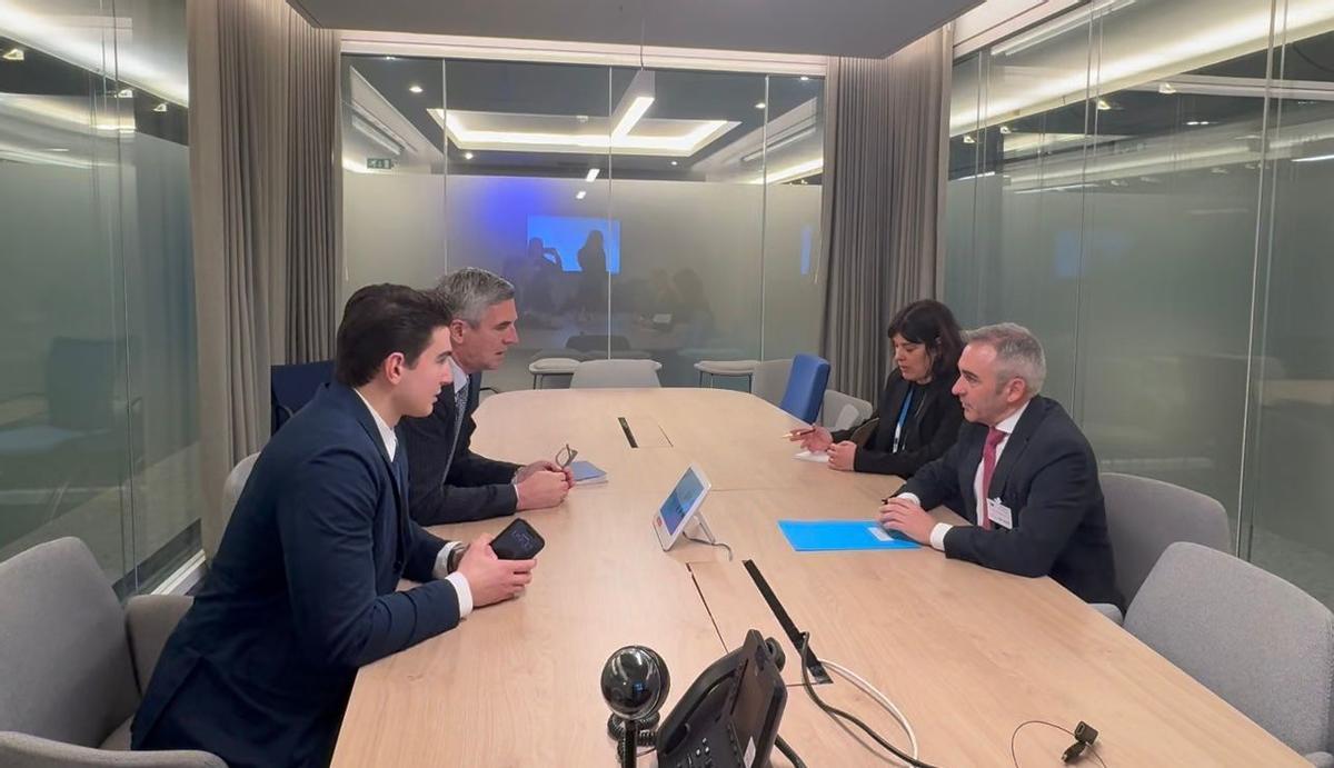 El conseller de Agricultura, Miguel Barrachina, reunido en Bruselas.