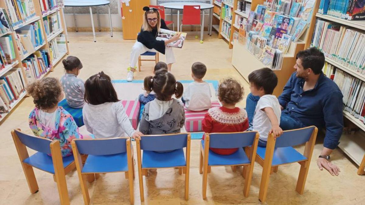 Niños de la escuela infantil, en una actividad en la biblioteca.