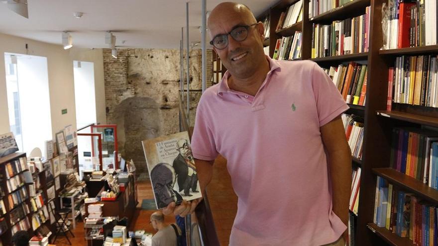 El periodista Alfonso Vázquez, con su nueva novela, esta semana en la librería Proteo.