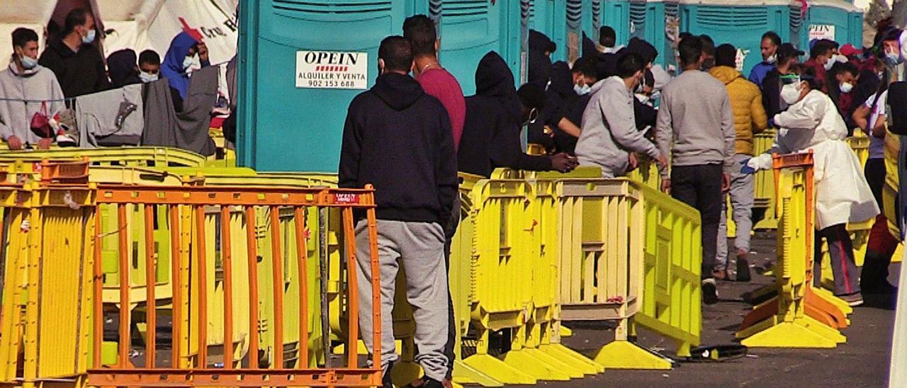 Imagen del muelle de Arguineguín atestado de migrantes irregulares llegados a Gran Canaria en pateras y cayucos.