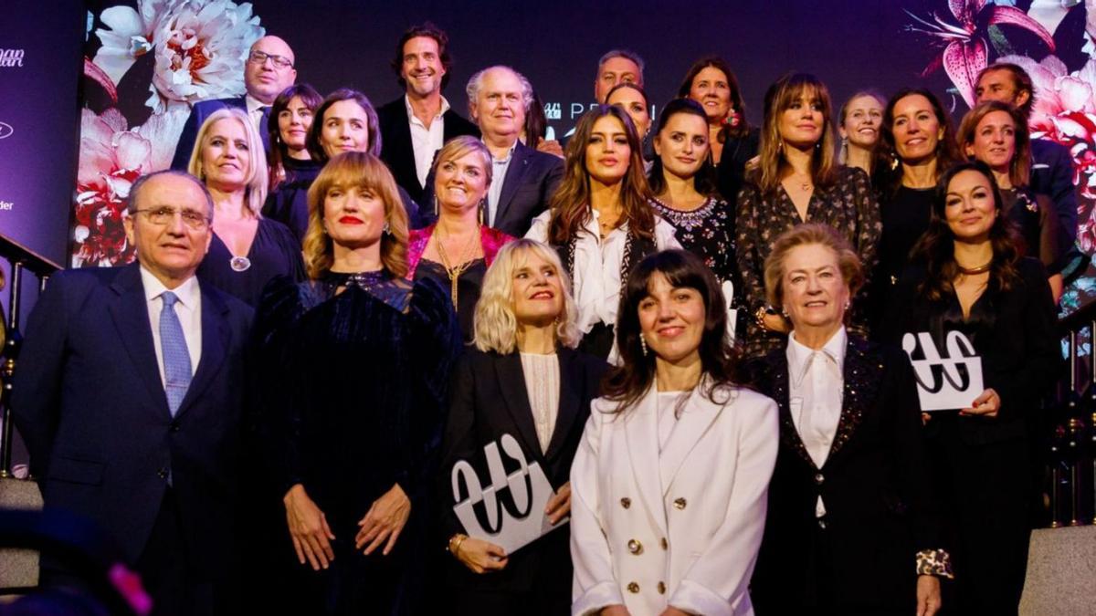 Javier Moll, primero por la izquierda, y Arantza Sarasola, a la derecha, presidente y vicepresidenta de Prensa Ibérica, en la foto de familia con los galardonados en la gala de los premios ‘Woman  Planet’, celebrada ayer en Madrid.   | // L.O.