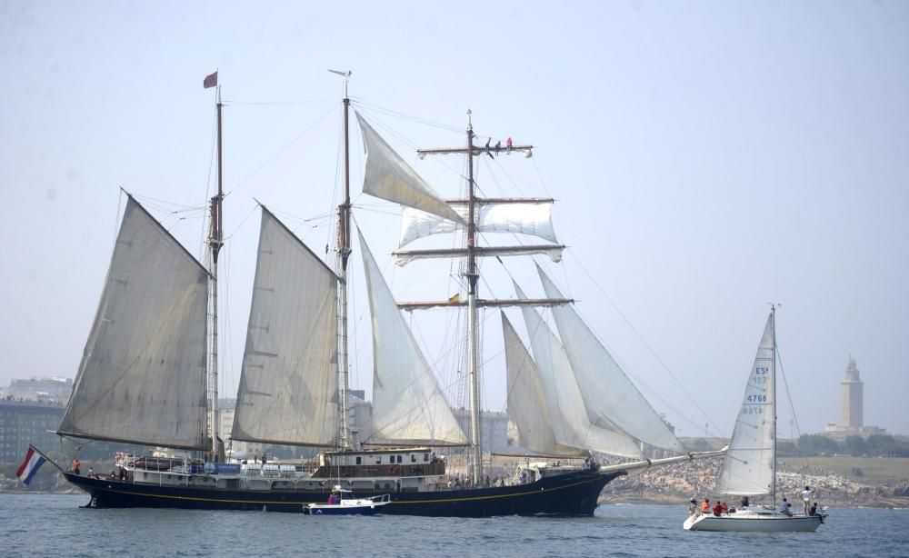 La Regata de Grandes Veleros abandona a A Coruña