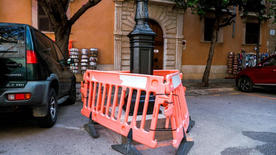 Palma busca la solución definitiva para el hormigón de las farolas de la Seu: placas de marés y cantos de madera